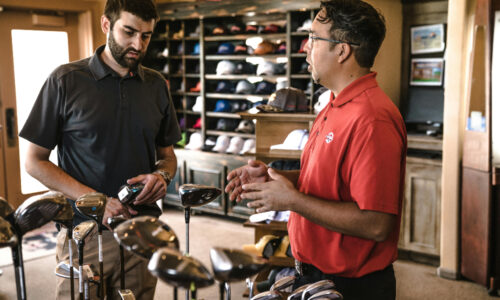 En butikskedja hade svårt att hålla ordning på anställningar, schema och semesterersättning. Vi tog fram ett standardiserat flöde. Resultat: Bättre översikt, snabbare onboarding, färre frågor till löneavdelningen.