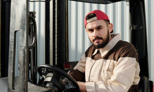 Ett industriföretag bytte kollektivavtal och behövde hjälp att tolka regler för övertid och semester. Vi bistod med rådgivning, beräkning, dokumentation. Resultat: Smidig övergång och full efterlevnad av det nya avtalet.