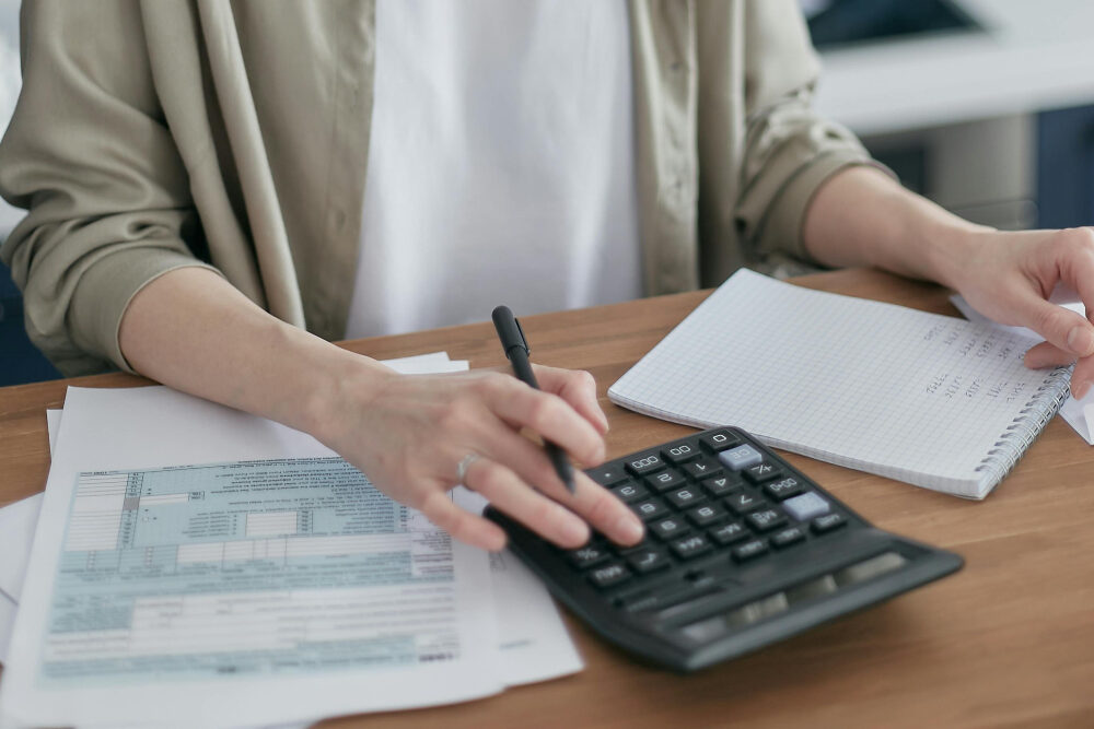 kvinna med miniräknare