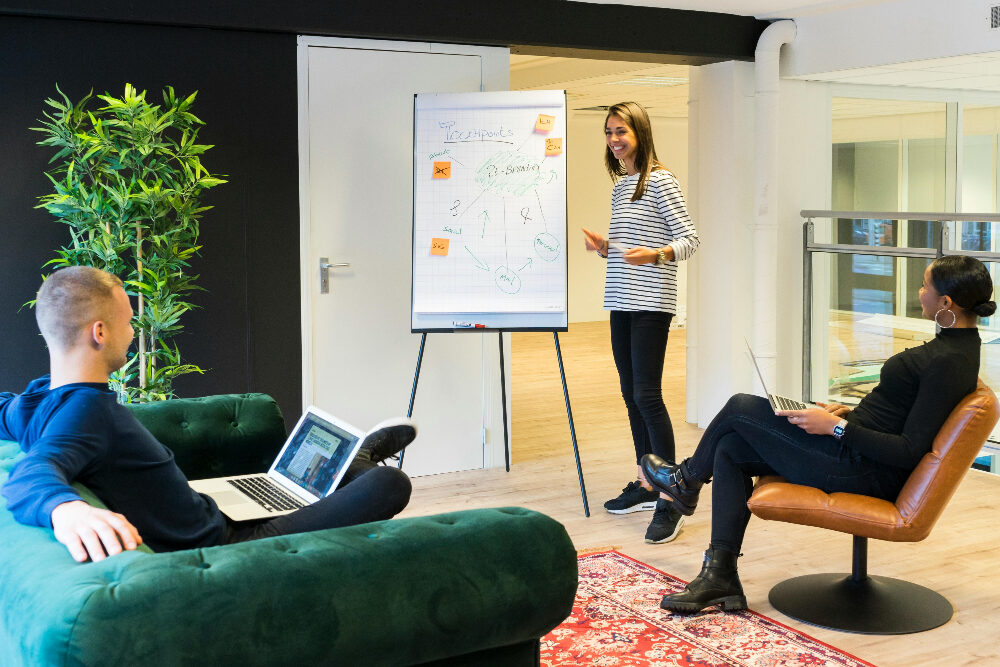 Tre människor har möte